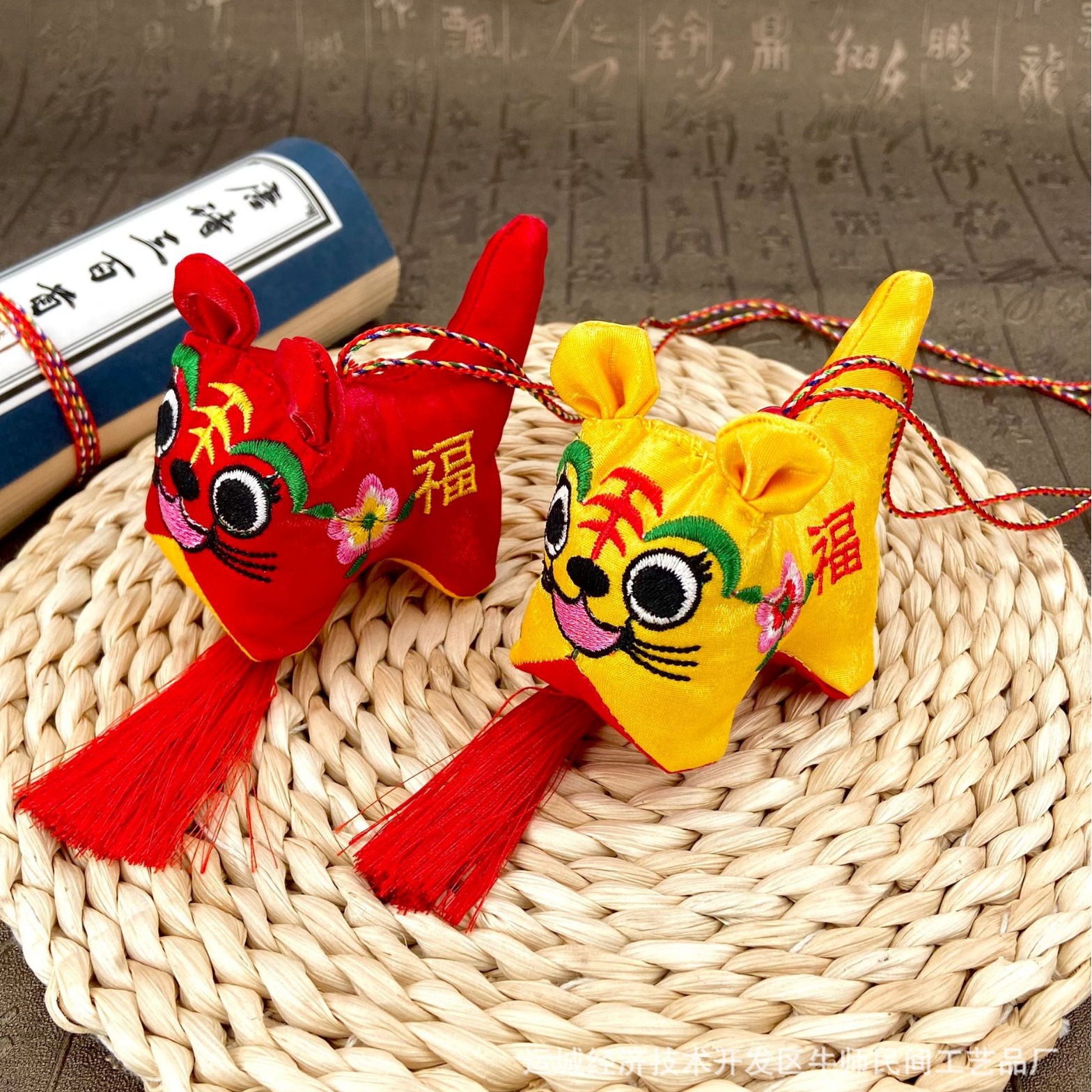 Warm Room Small Cloth Tiger Pendant Baby Stroller Embroidered Sachet Car Home Pendant Doll Catching Week Full Moon Toy