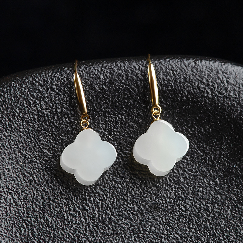серьги из старого материала нефрит, белые серьги в форме четырехлистного клевера, инкрустированные 18К золотом
