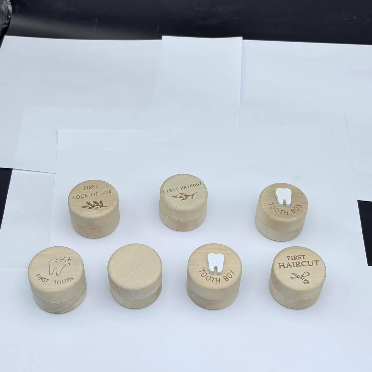 Круглая шкатулка для хранения детских молочных зубов и волос с гравировкой из массива древесины лиственных пород