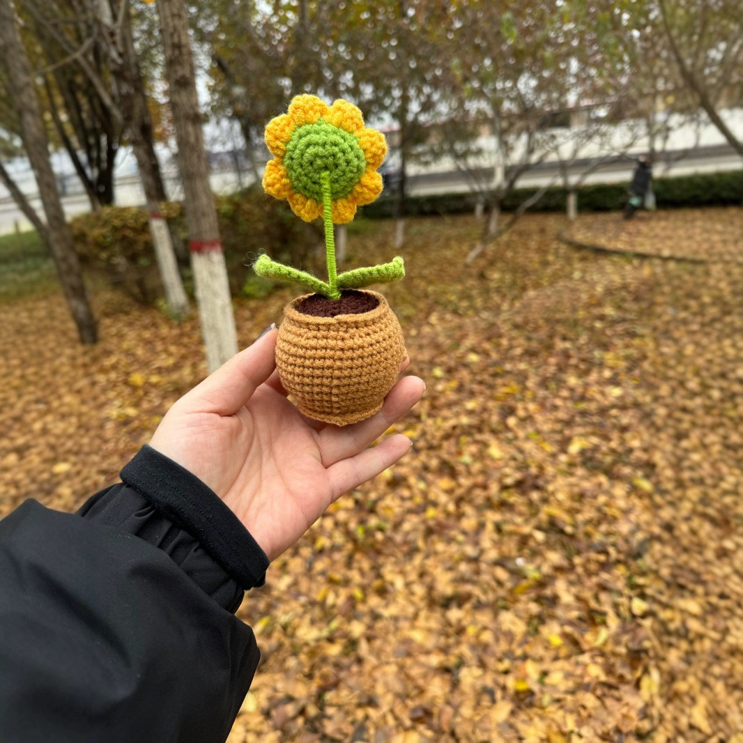 Cross-border new sunflower crocheted creative cartoon doll woven potted ornaments crocheted