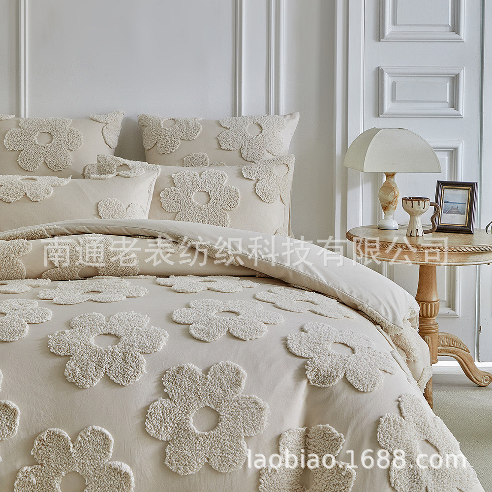 Старые часы, комплект покрывал с цветами, импортное постельное белье, наволочка