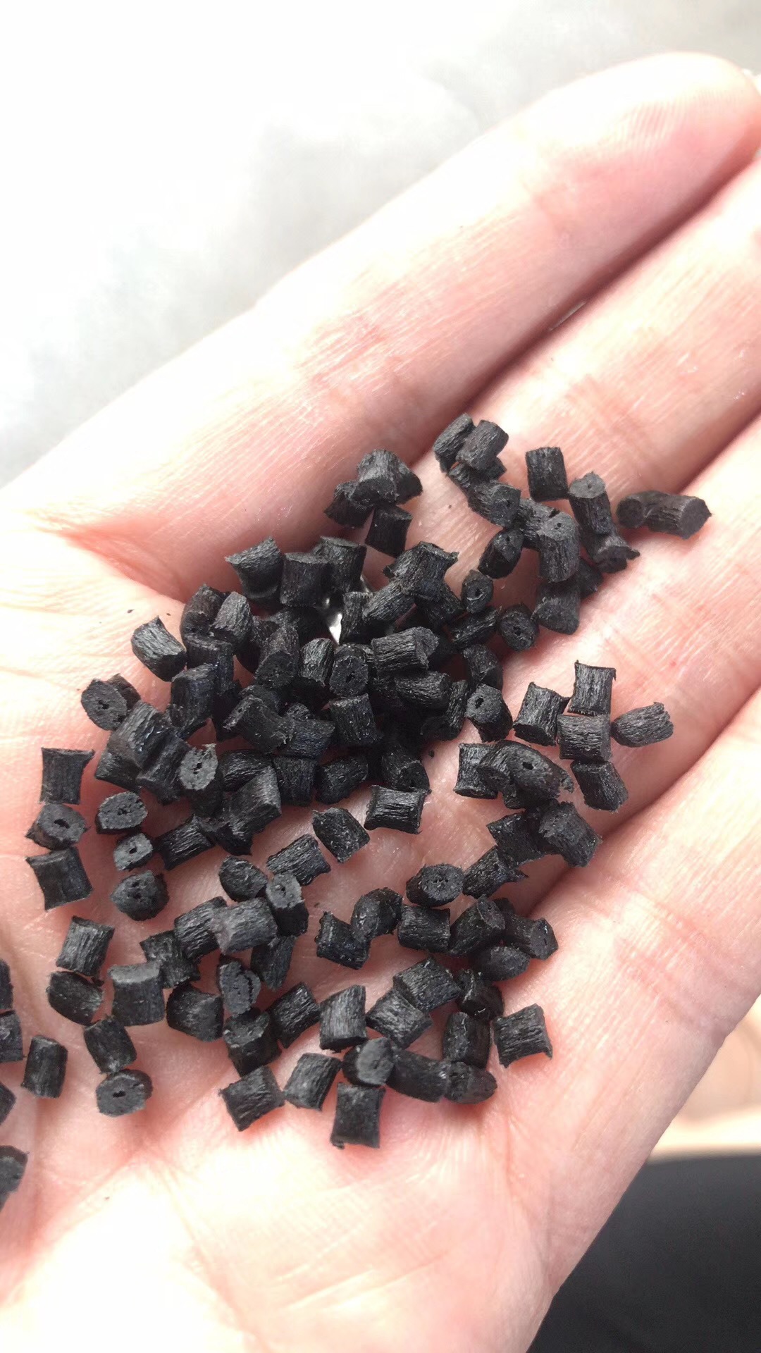 Прямые поставки с завода черные огнестойкие усиленные Pa6 переработанные пластиковые частицы, самопроизводимые нейлоновые частицы