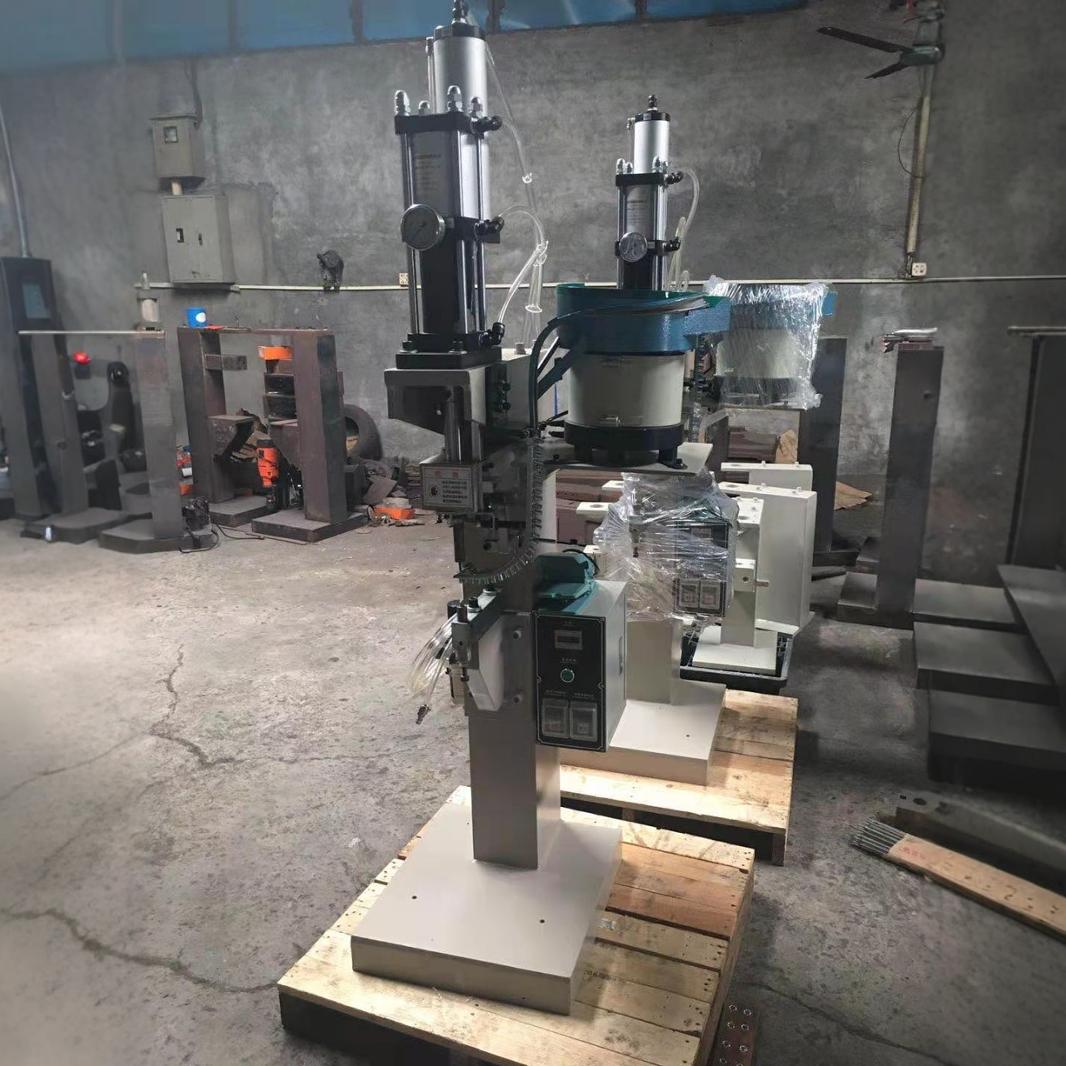 Furniture Four-Prong Screw Rivet Machine, Automatic Nut Press Rivet Machine, Four-Claw Nail Machine, Four-Claw Rivet Machine