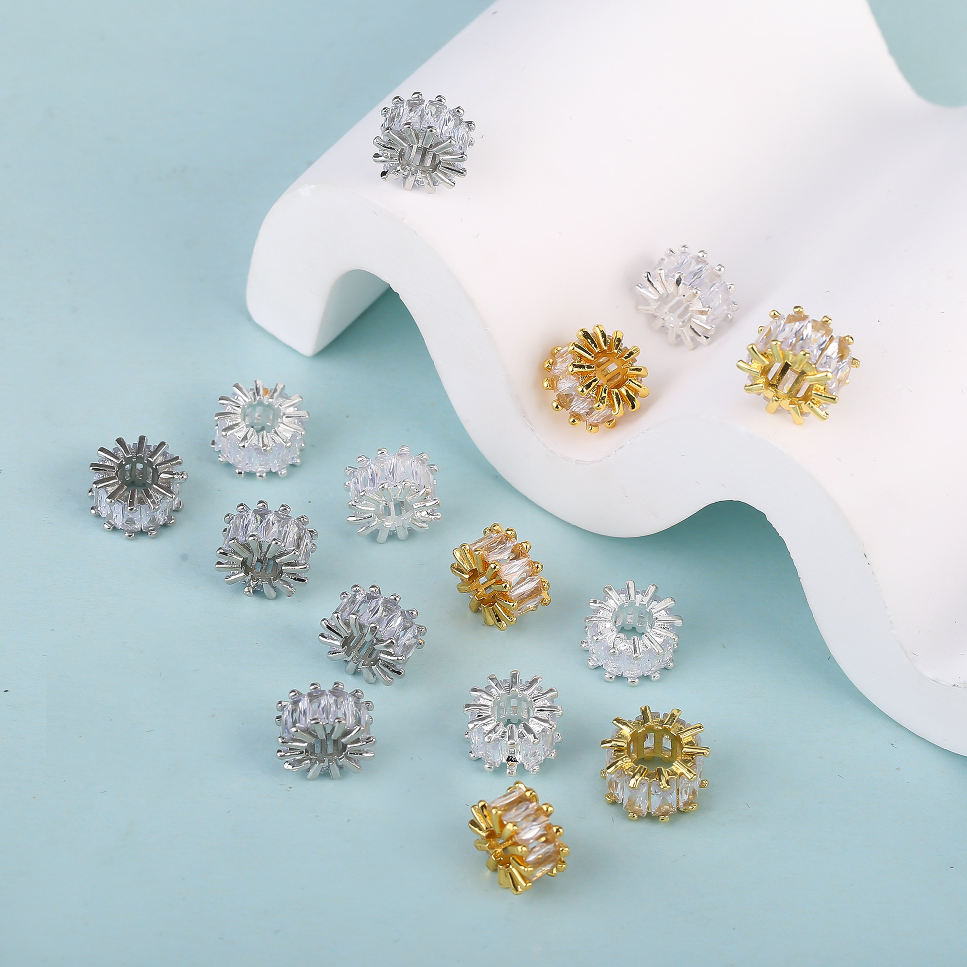 Медно-покрытые бусины с 18К золотом Т-образные бусины DIY для ожерелий и браслетов Оптовая продажа циркона